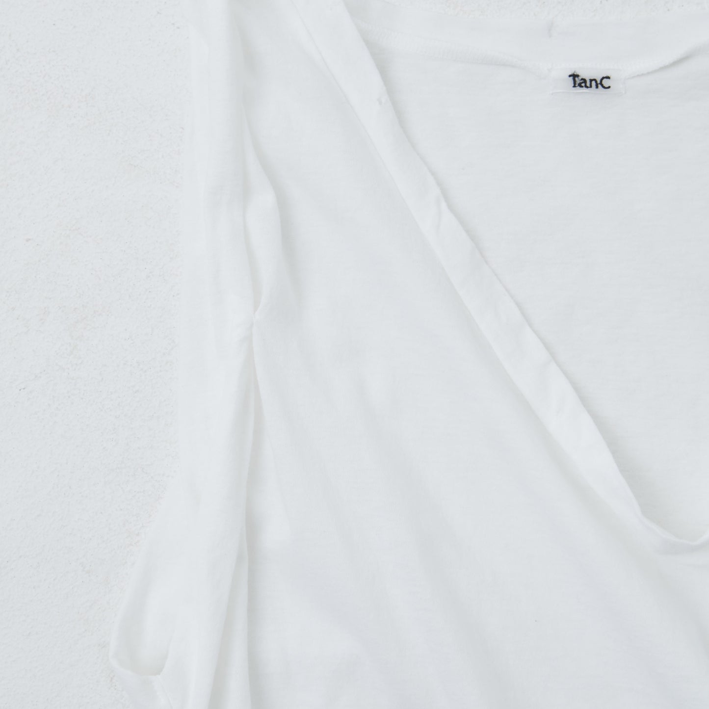 ROLL-SLEEVE DAMAGE TOP WHITE