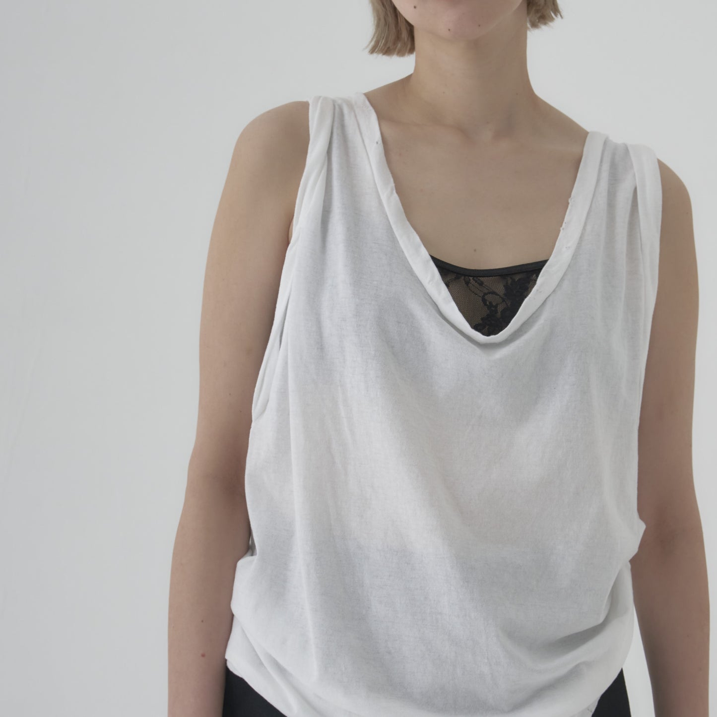 ROLL-SLEEVE DAMAGE TOP WHITE