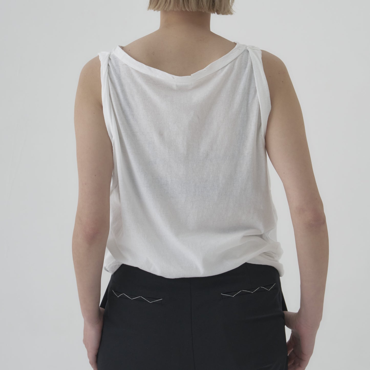 ROLL-SLEEVE DAMAGE TOP WHITE