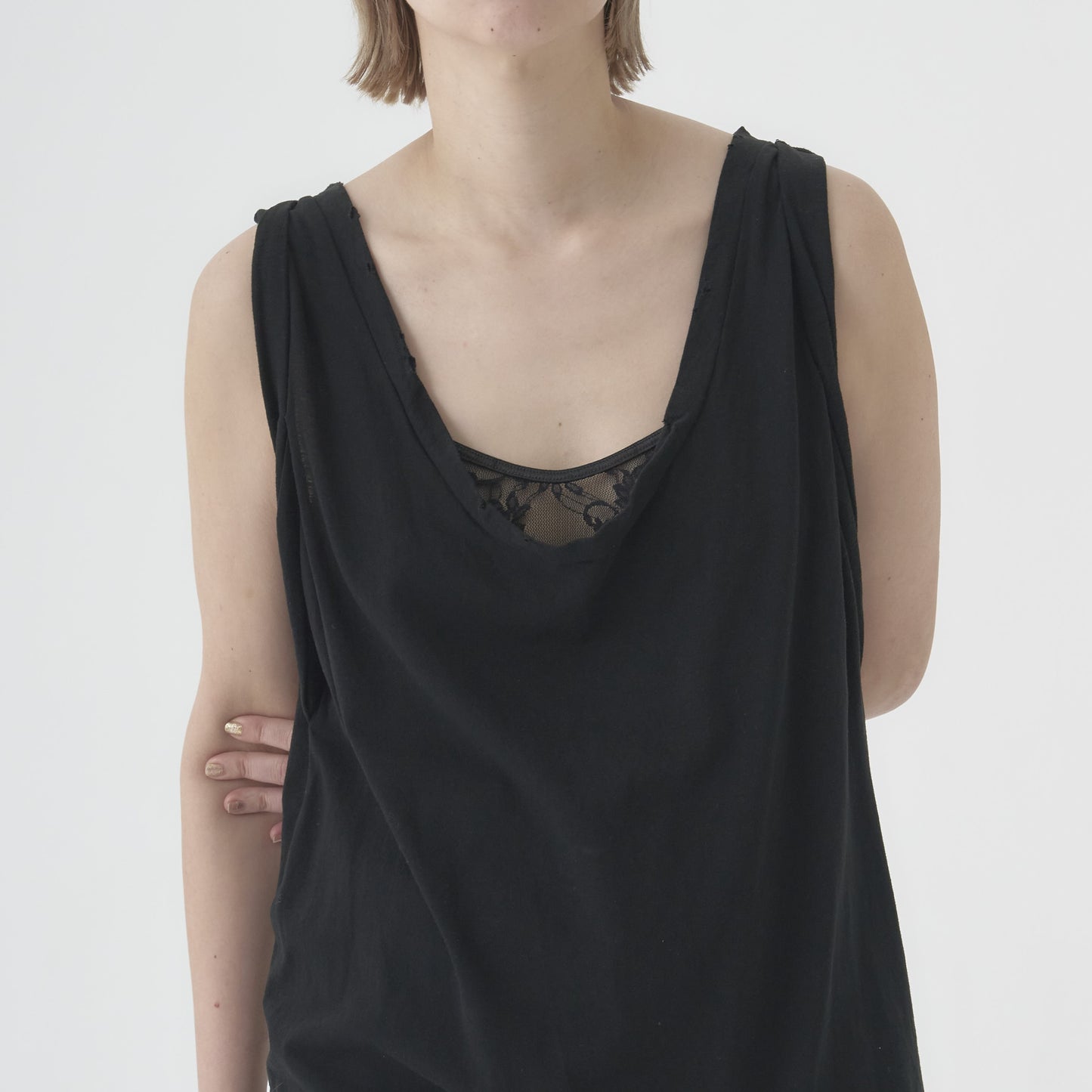 ROLL-SLEEVE DAMAGE TOP BLACK