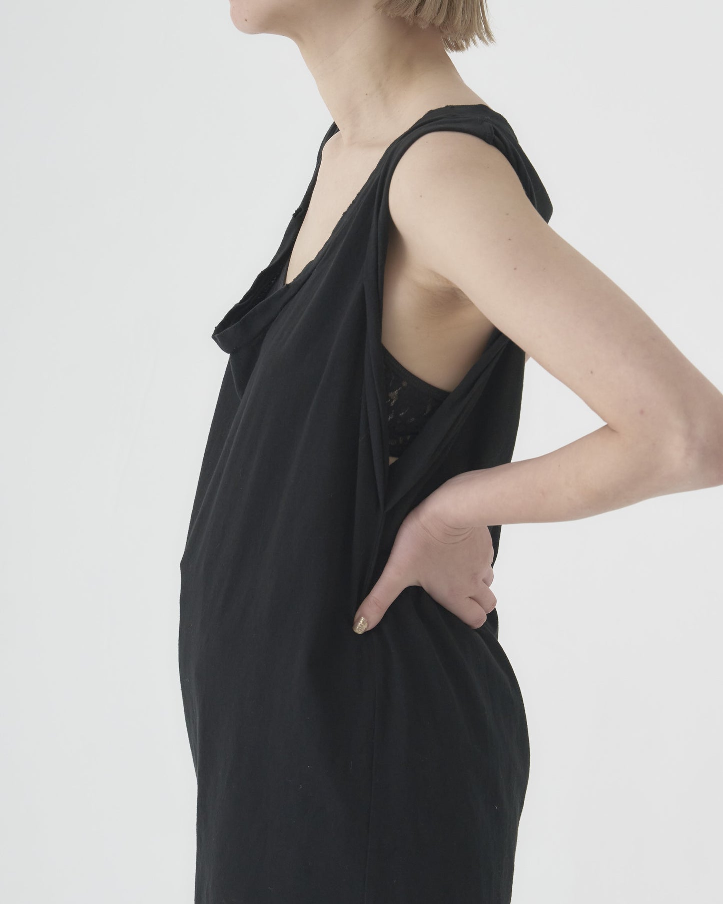 ROLL-SLEEVE DAMAGE TOP BLACK