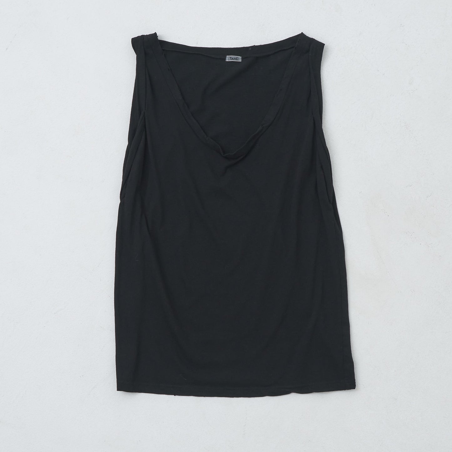 ROLL-SLEEVE DAMAGE TOP BLACK